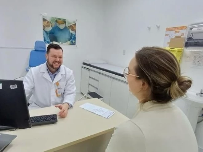 Médico atende uma paciente em consultório do Centro de Assistência do Círculo Saúde, em Caxias do Sul. Os ambulatórios oferecem atendimento especializado pelo SUS, com consultas, exames e acompanhamento integrado.