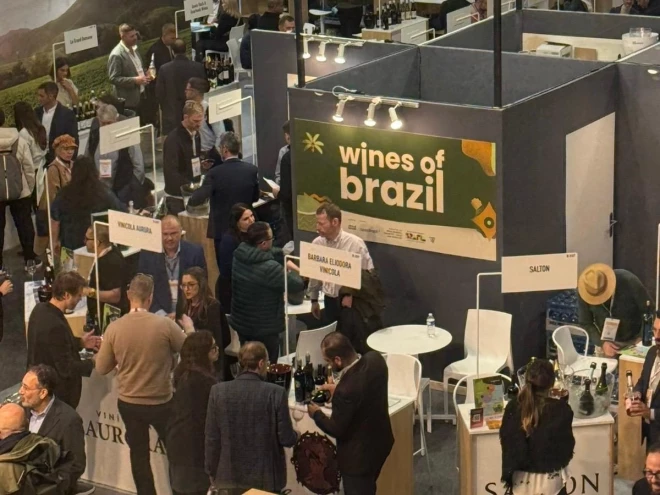 Visitantes circulam pelo estande do projeto Wines of Brazil durante uma feira internacional do setor vitivinícola. O espaço reúne vinícolas brasileiras para rodadas de negócios, degustações e promoção dos vinhos e espumantes nacionais no mercado externo.