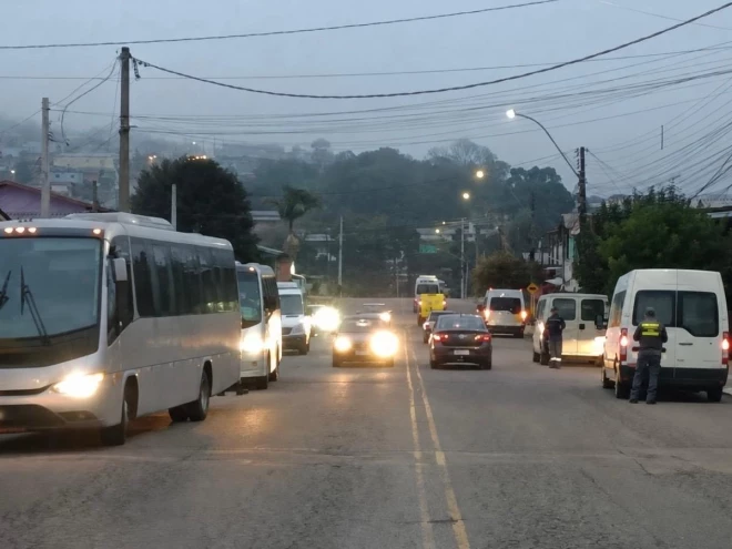 Agentes da Secretaria de Trânsito fiscalizam veículos de fretamento em Caxias do Sul. A operação verificou documentação, licenciamento e condições de segurança do transporte de passageiros.