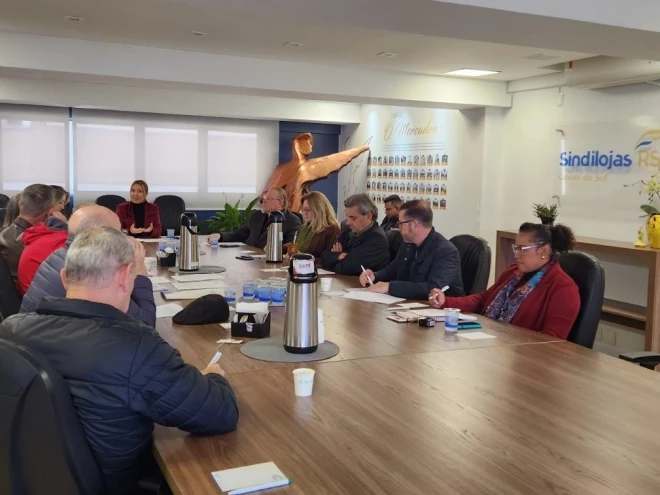 Reunião entre representantes do Sindilojas Caxias e do Sindicomerciários debate o reajuste salarial dos trabalhadores do comércio e a renovação da convenção coletiva.