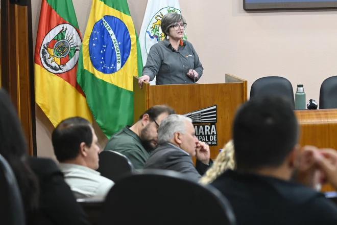 Presidente do Sindiserv se manifesta na tribuna da Câmara de Vereadores de Caxias do Sul, diante das bandeiras do Brasil e do Rio Grande do Sul, durante sessão..