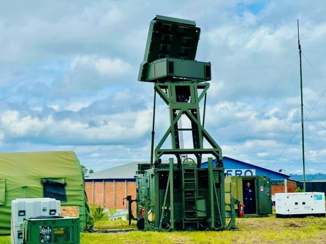 Radar instalado sobre uma estrutura metálica em área externa do Aeroporto Hugo Cantergiani.